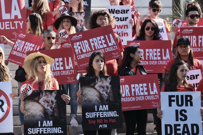 Protestnikom so se pridružili tudi člani mednarodne organizacije za etično ravnanje z živalmi PETA. FOTO: Richard Vogel/Ap