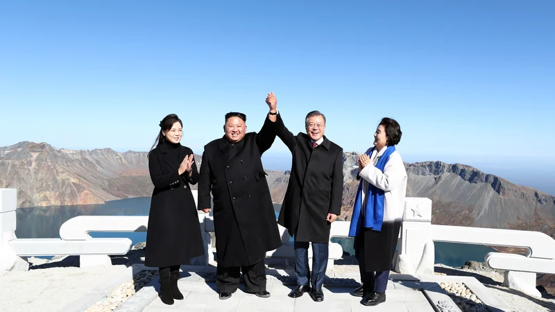 Fotografija: Severnokorejski voditelj Kim Džon Un in južnokorejski predsednik Mun Dže Inon sta ob koncu tridnevnega vrha obiskala še goro Paektu, ki predstavlja sveto goro za vse Korejce. FOTO: AFP