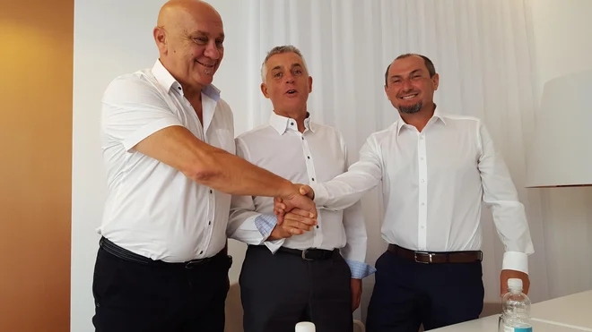Tomaža Gantarja (v sredini) sta pri kandidaturi za piranskega župana podprla Robert Fakin in Gašpar Gašpar Mišič, ki so ju pred tem omenjali kot možna županska kandidata. FOTO:&nbsp;Boris Šuligoj