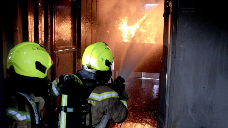 Fotografija: Cenik gasilskih storitev je predpisan, a primerov, da bi gasilci dejansko izstavili račun v primeru intervencij, skorajda ni. FOTO: Roman Šipić/Delo