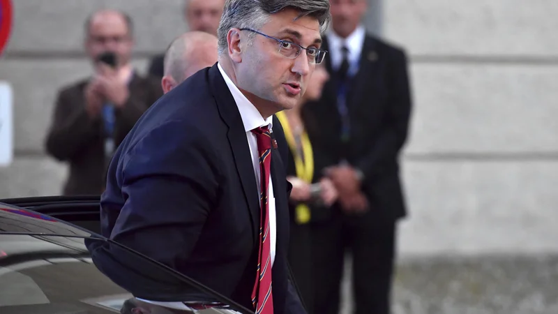 Fotografija: Hrvaški premier Andrej Plenković ob prihodu v Salzburg FOTO: Kerstin Joensson/AP