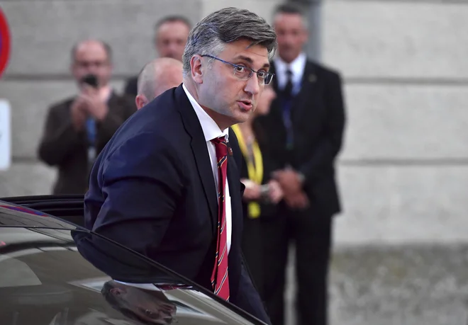 Hrvaški premier Andrej Plenković ob prihodu v Salzburg FOTO: Kerstin Joensson/AP