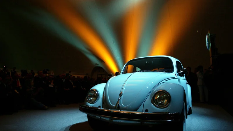 Zadnja serija orginalnega hrošča, ki so jo leta 2003 izdelali v Volkswagnovi tovarni v Puebli v Mehiki. FOTO: Reuters