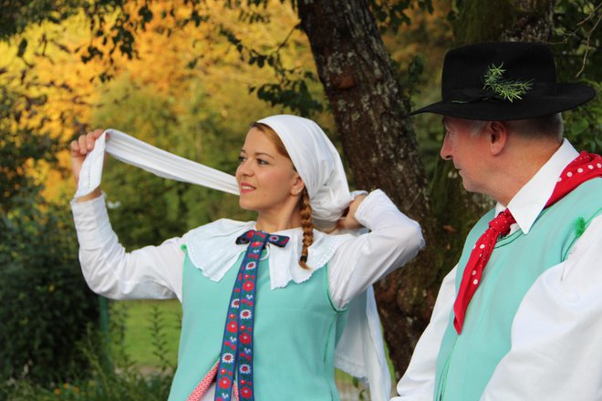 V Društvu Kočevarjev staroselcev svojo kulturo ohranjajo tudi s folklorno skupino, ki nastopa v kočevarski noši. Fotografije Simona Fajfar