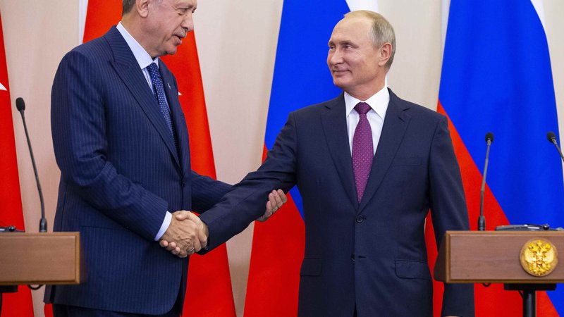 Fotografija: Voditelja Rusije in Turčije Vladimir Putin (na fotografiji desno) in Recep Tayyip Erdoğan se lahko dogovorita celo o tako občutljivih vprašanjih, kot so skupne vojaške enote v tretjih državah. FOTO: Reuters