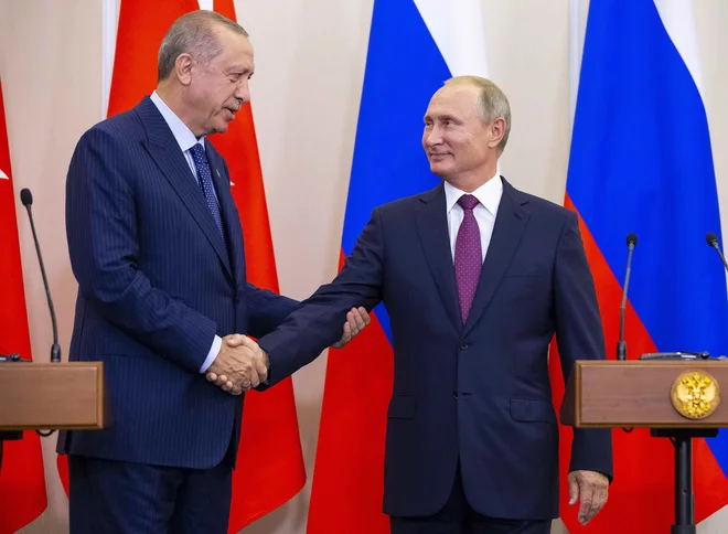 Voditelja Rusije in Turčije Vladimir Putin (na fotografiji desno) in Recep Tayyip Erdoğan se lahko dogovorita celo o tako občutljivih vprašanjih, kot so skupne vojaške enote v tretjih državah. FOTO: Reuters