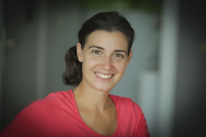 Največja težava samozdravljenja je diagnoza, ki si jo ljudje postavijo s pomočjo spleta. A tudi sama grem v primeru bolezni k zdravnici in se šele na osnovi njene diagnoze odločim, ali si bom pomagala z aromaterapijo ali antibiotiki. FOTO: Jože Suhadolnik