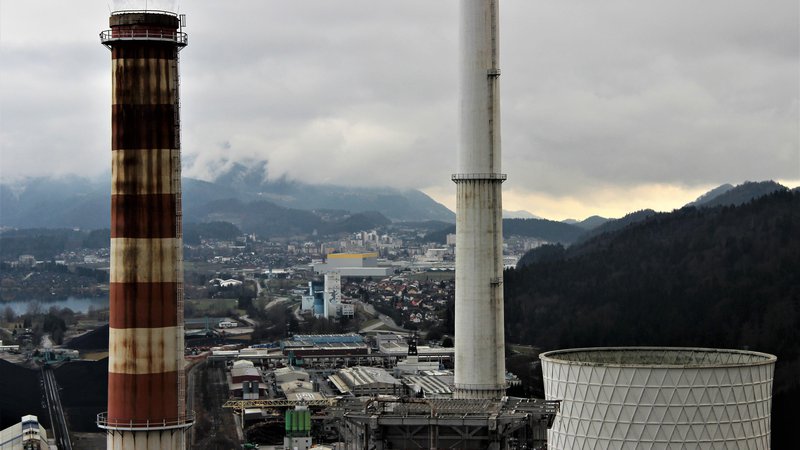 Fotografija: Dimnik letos zaustavljenega bloka 4 v Termoelektrarni Šoštanj, v katerega bodo speljali zrak iz prezračevanja Premogovnika Velenje. V ozadju premogovnik in mesto Velenje. FOTO: Brane Piano