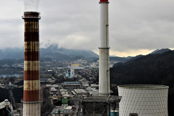 Dimnik letos zaustavljenega bloka 4 v Termoelektrarni Šoštanj, v katerega bodo speljali zrak iz prezračevanja Premogovnika Velenje. V ozadju premogovnik in mesto Velenje. FOTO: Brane Piano