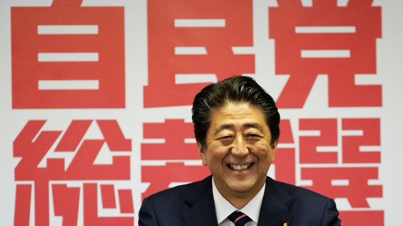 Fotografija: Japonski premier Šinzo Abe je začel svoj tretji mandat na čelu vladajoče stranke. Foto Reuters