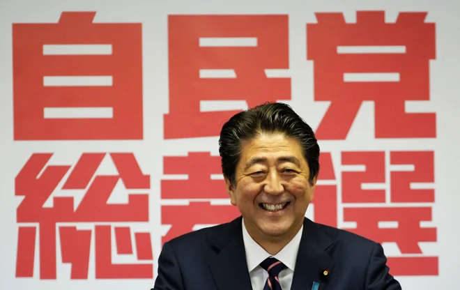 Japonski premier Šinzo Abe je začel svoj tretji mandat na čelu vladajoče stranke. Foto Reuters