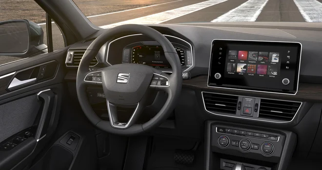 Armaturna plošča je uravnotežena kombinacija digitalnih in klasičnih rešitev. FOTO: Seat