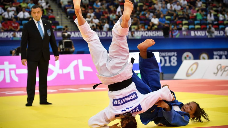 Fotografija: Maruša Štangar (v belem kimonu) je po hudem boju včeraj izgubila z izkušenejšo Kazahstanko Otgonceceg Galbadrah. FOTO: AFP