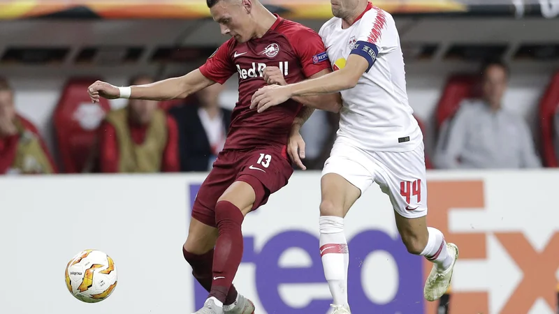 Fotografija: Kevin Kampl je s kapetanskim trakom na roki ostal praznih rok. FOTO: Michael Sohn/AP