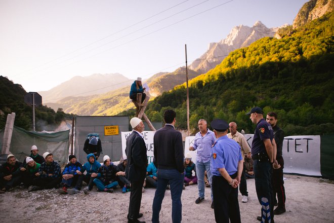 Lokalci se že štiri leta borijo proti sistemu 14 hidroelektrarn v osrčju albanskega narodnega parka. Foto Katja Jemec