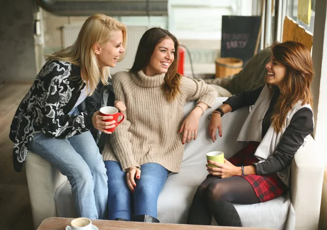 Neposredno in odkrito komuniciranje je značilno za ljudi, ki so si blizu. FOTO Thinkstock