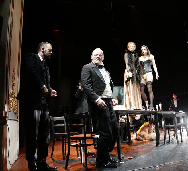 Postavitev kultnega Viscontijevega teksta Somrak bogov v SNG Drama Maribor v režiji Daliborja Matanića FOTO: Damjan Švarc