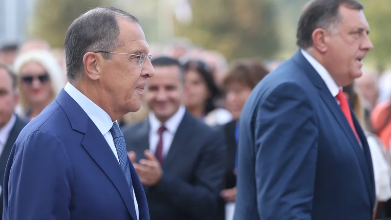 Fotografija: Ruski zunanji minister Sergej Lavrov (levo) se je na obisku v Sarajevu in Banjaluki s predsednikom Republike Srbske Miloradom Dodikom pogovarjal o krepitvi odnosov. Foto Reuters