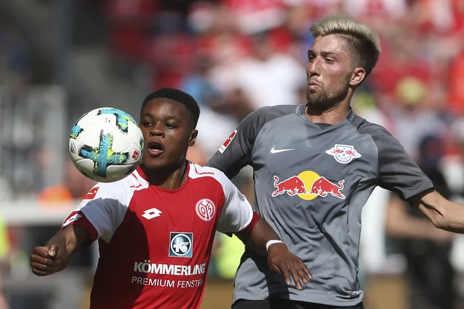 Kevin Kampl (desno) in soigralci bodo imeli popravni izpit v Frankfurtu.