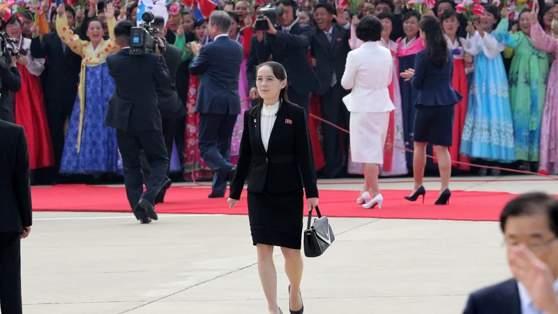 Fotografija: Kim Jo Džong je že postala nekakšno zagotovilo, da gre Severna Koreja v pravo smer. O njenem zasebnem življenju ne vemo skorajda nič, razen tega, da ima isto mater kot Kim Džong Un. FOTO: Reuters