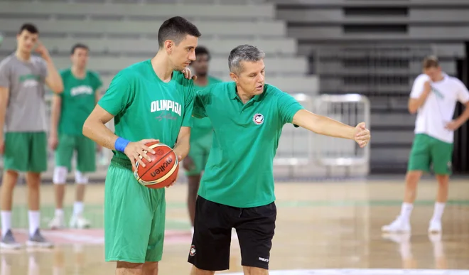 Zoran Martič (desno) bo imel v ponedeljek na voljo spočito zasedbo Petrola Olimpije.