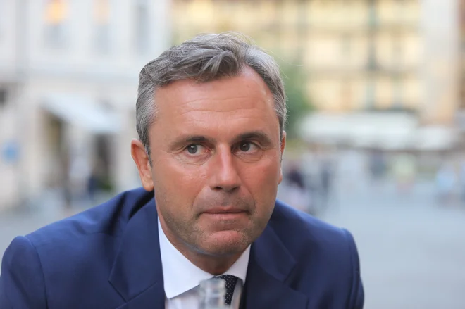 Norbert Hofer bi očitno rad vozil hitreje glede na predlog, ki ga je podal. FOTO Jože Suhadolnik/Delo