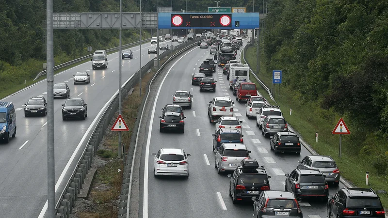Fotografija: Avtocesta je bila nekaj časa med priključkoma Brod in Šmartno v smeri Karavank zaprta, urejen je bil obvoz. Nekaj čez 11. uro je bila zapora odstranjena. FOTO: Leon Vidic