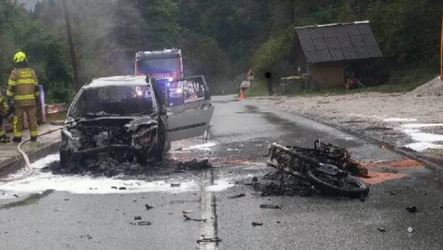 Fotografija: Kranjski policisti so posredovali posledice prometne nesreče. Foto Pu Kranj