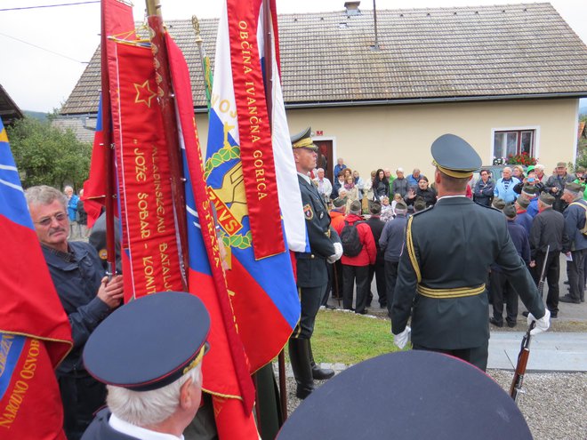 Med proslavo pred spomenikom padlih borcev. FOTO: Bojan Rajšek/Delo