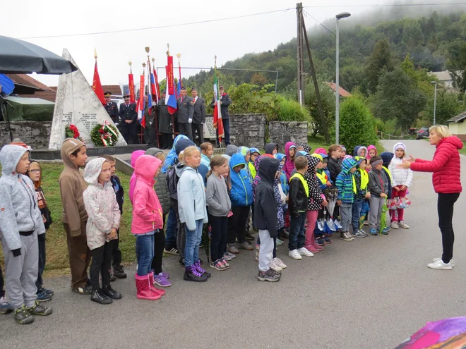 V kulturnem programu so med drugimi nastopili tudi učenci iz podružnične osnovne šole Krka. FOTO: Bojan Rajšek/Delo