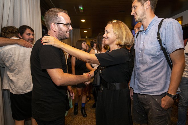 DIrektorica Slovenskega filmskega centra čestita režiserju Darku Štantetu. FOTO: Katja Goljat, Matjaž Rušt