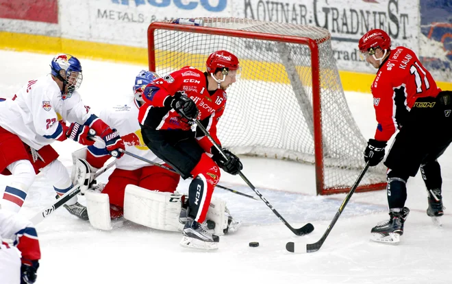 Luka Kalan (desno) je zabil prvi gol v sobotnem hokejskem derbiju na Jesenicah.<br />
FOTO Roman Šipić