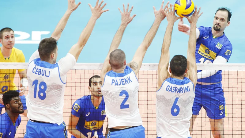 Fotografija: Lipe je poskušal prebiti trojni slovenski blok. FOTO: FIVB