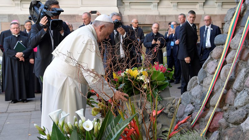 Fotografija: Papež je pred okoli 100.000 verniki opozoril, da je treba ohraniti spomin na uničenje Judov v drugi svetovni vojni in pravočasno prepoznati »nov vznik takega pogubnega obnašanja«. FOTO: Reuters
