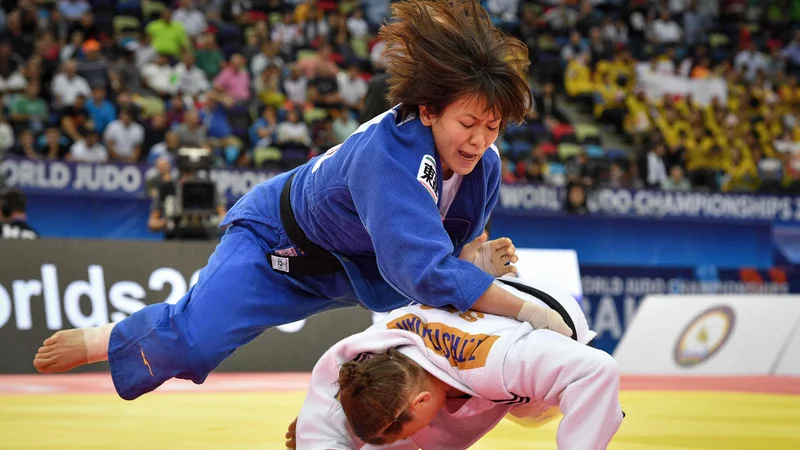 Fotografija: Od Tine Trstenjak (v belem kimonu) je bila v polfinalu boljša Miku Taširo, trener Marjan Fabjan pa je prepričan, da bo prej ali slej skoval zmagovito taktiko tudi za japonsko zvezdnico. FOTO: AFP