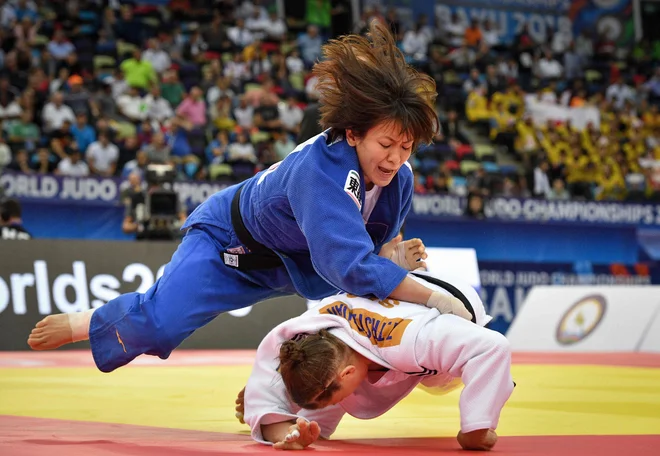 Od Tine Trstenjak (v belem kimonu) je bila v polfinalu boljša Miku Taširo, trener Marjan Fabjan pa je prepričan, da bo prej ali slej skoval zmagovito taktiko tudi za japonsko zvezdnico. FOTO: AFP