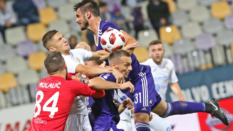 Fotografija: Pred domžalskimi vrati, pred katerimi je bil stalna nevarnost vijolični štoper Saša Ivković, je bila pogosto gneča.
FOTO: Tadej Regent/Delo