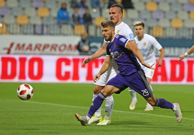 Jan Mlakar je proti Domžalam izenačil na 1:1 in se s šestim golom sam zavihtel na vrh lestvice strelcev. FOTO: Tadej Regent/Delo