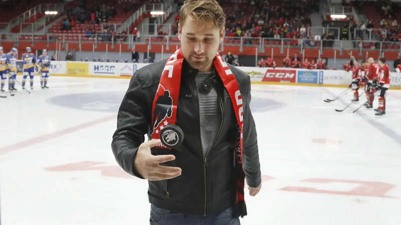 Fotografija: Robert Kristan je ob koncu športne poti simbolično vrgel prvi plošček na sobotni tekmi v Podmežakli.
FOTO: Leon Vidic/Delo