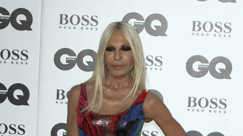 Fotografija: Donatella Versace je po smrti brata Giannija prevzela umetniški del vodenja modne hiše. Se bo njena družina poslovila od mode? Foto: Grant Pollard/Invision/AP