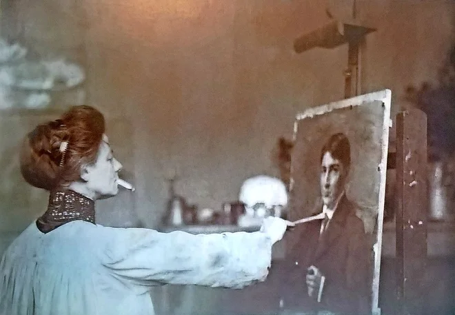 Ivana Kobilca leta 1912 med portretiranjem Vladimirja Stareta. Fotografija zasebni arhiv