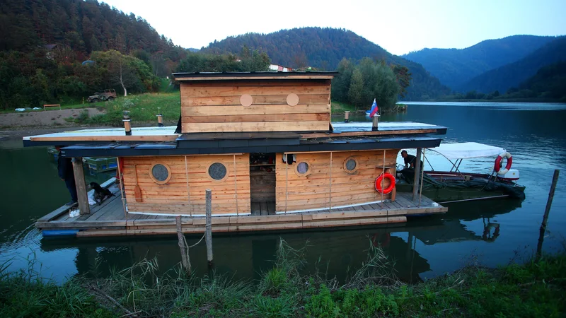 Fotografija: Če z ladjo Melanijo arhitekta Mihe Štefla ne bi mogel pluti, kar pa je glede na dobre izkušnje pri preizkušanju manjšega prototipa malo verjetno, bo zasidrana kot glamping na vodi. FOTO: Tadej Regent