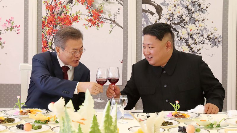 Fotografija: Severnokorejski voditelj Kim Džon Un in južnokorejski predsednik Mun Dže Inon FOTO: Reuters