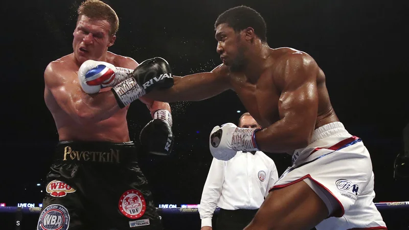 Anthony Joshua&nbsp;je pred 80.000 gledalci na slovitem londonskem Wembleyju, z zmago nad debelo desetletje starejšim ruskim izzivalcem&nbsp;Aleksandrom Povetkinom&nbsp;s tehničnim nokavtom v sedmi rundi ubranil naslov svetovnega prvaka v težki kategoriji v kar štirih različicah &ndash; WBA, IBF, WBO in IBO.&nbsp;Foto Nick Potts Ap