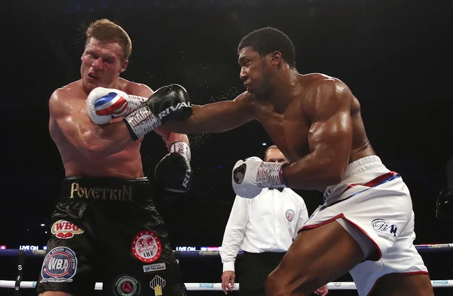 Anthony Joshua je pred 80.000 gledalci na slovitem londonskem Wembleyju, z zmago nad debelo desetletje starejšim ruskim izzivalcem Aleksandrom Povetkinom s tehničnim nokavtom v sedmi rundi ubranil naslov svetovnega prvaka v težki kategoriji v kar štirih različicah – WBA, IBF, WBO in IBO. Foto Nick Potts Ap
