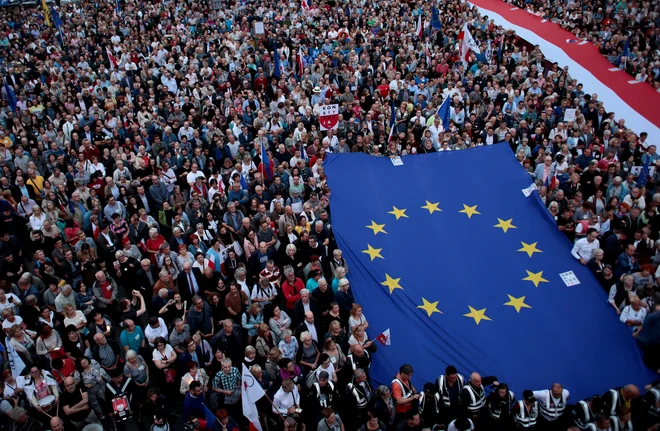 Protest proti pravosodni reformi julija v Varšavi FOTO: Gazeta via Reuters