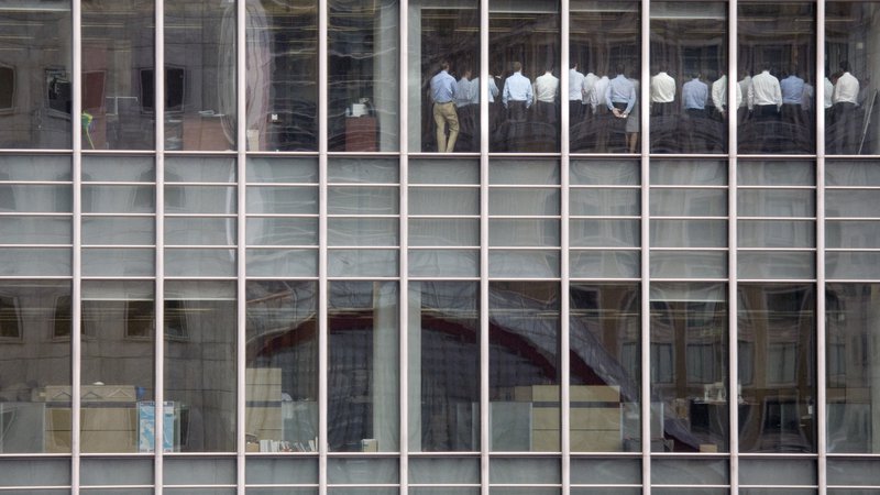 Fotografija: Uslužbenci Lehman Brothers na nujnem sestanku v londonskem Canary Wharfu septembra 2008 po padcu delnic na Wall Streetu za 40 odstotkov Foto Reuters