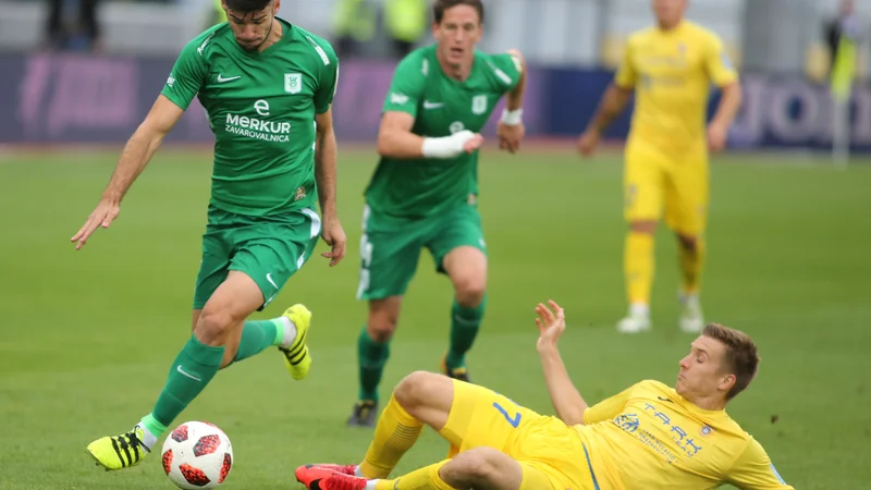 Fotografija: Rok Kronaveter (levo) spet uživa v igri, ki v ospredje postavlja tudi že odpisanega Andreja Vombergarja (v sredini). FOTO: Tomi Lombar/Delo