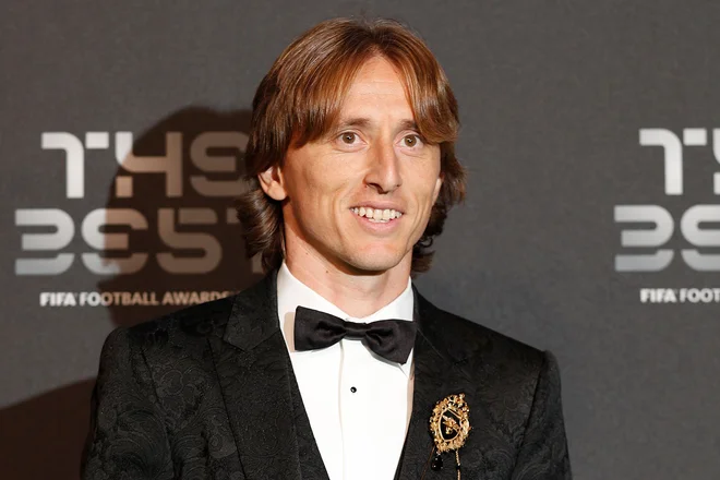 Na podelitvi za najboljšega nogometaša, na kateri po desetih letih ni prvič ni ne Lionela Messija ne Cristiana Ronalda, je zmagal Luka Modrić. FOTO Adrian Dennis/Afp