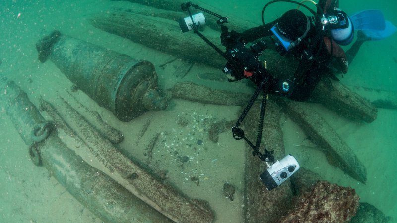 Fotografija: Pred obalo Portugalske so našli razbitino ladje, ki je potonila pred 400 leti. FOTO: Augusto Salgado/Cascais City Hall/Reuters 